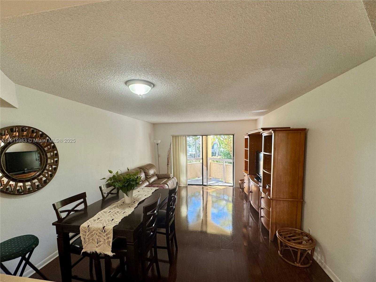 Small Image of 8290 LAKE DR #320, Doral Number 3