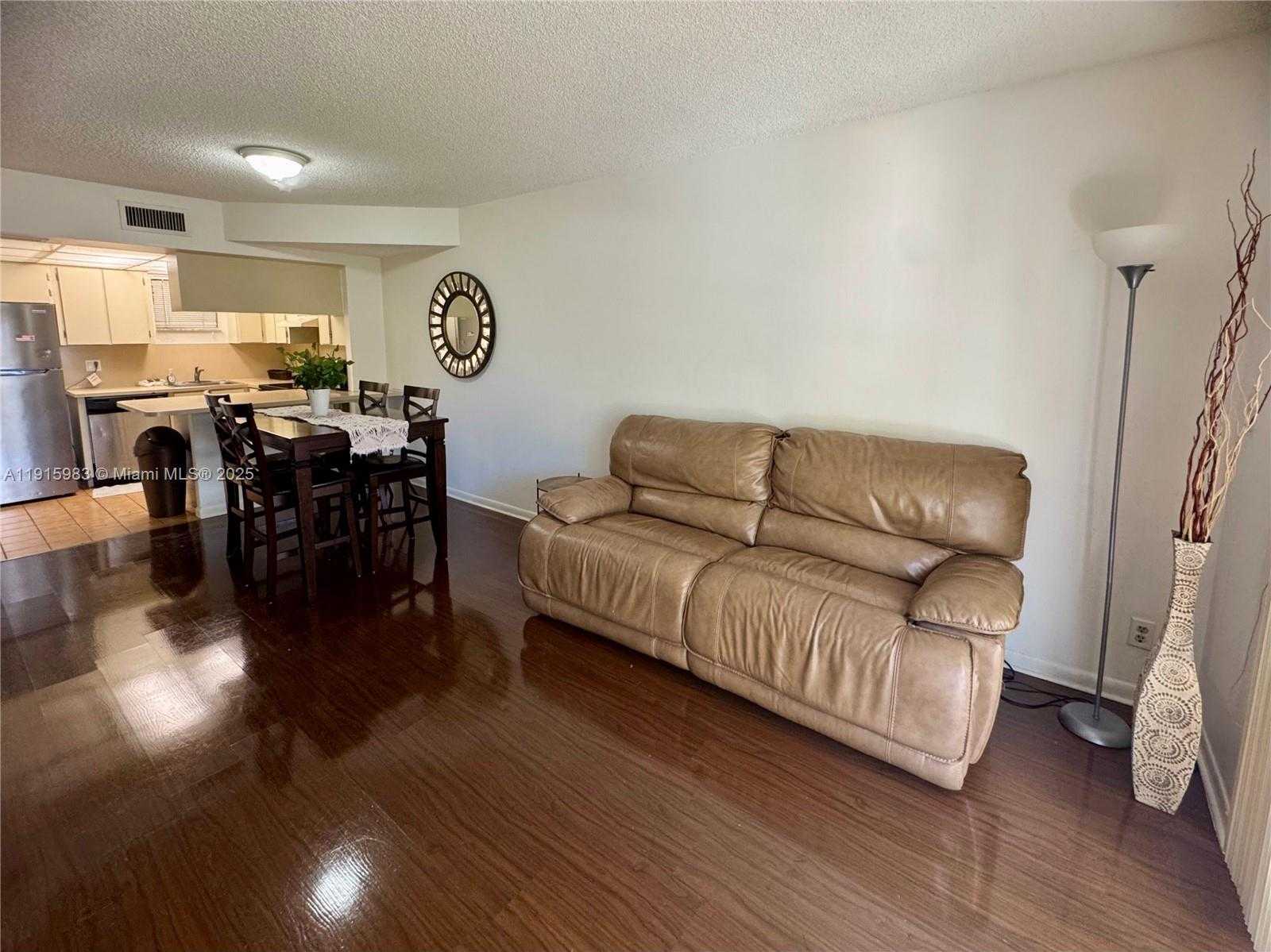 Small Image of 8290 LAKE DR #320, Doral Number 4