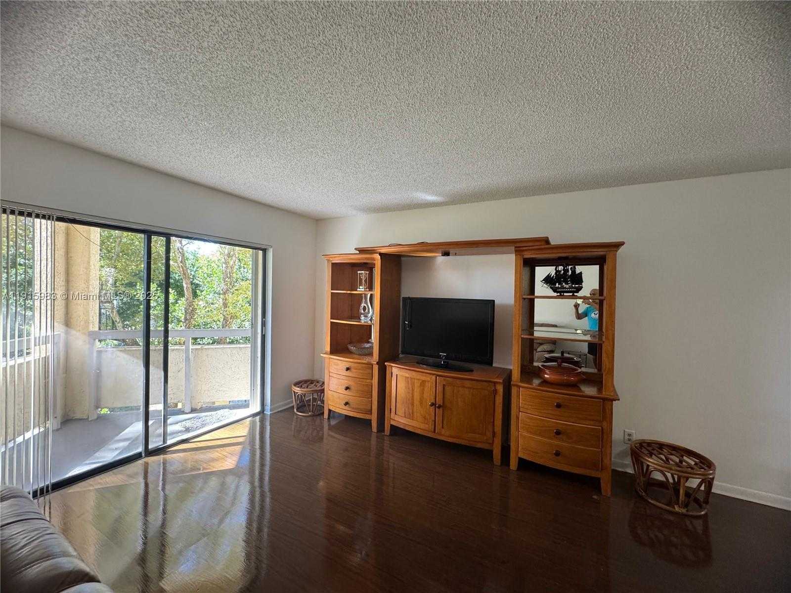 Small Image of 8290 LAKE DR #320, Doral Number 5