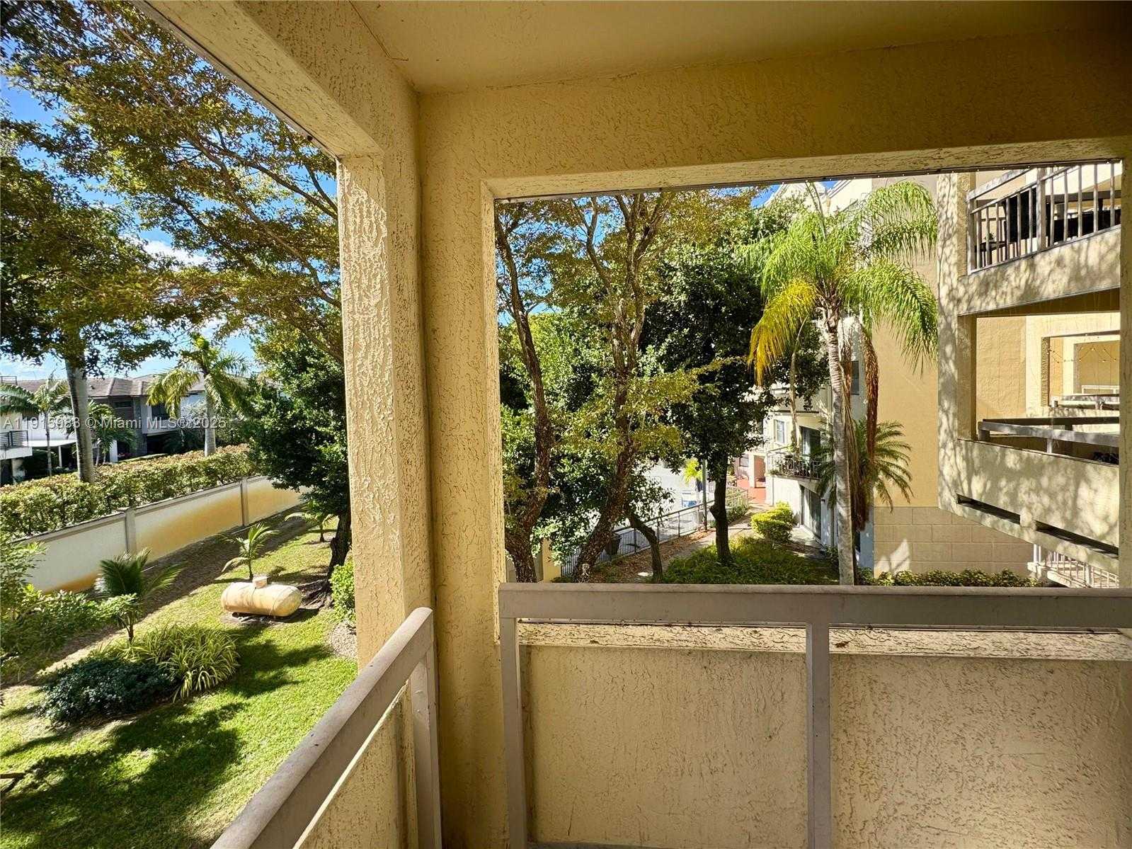 Small Image of 8290 LAKE DR #320, Doral Number 6