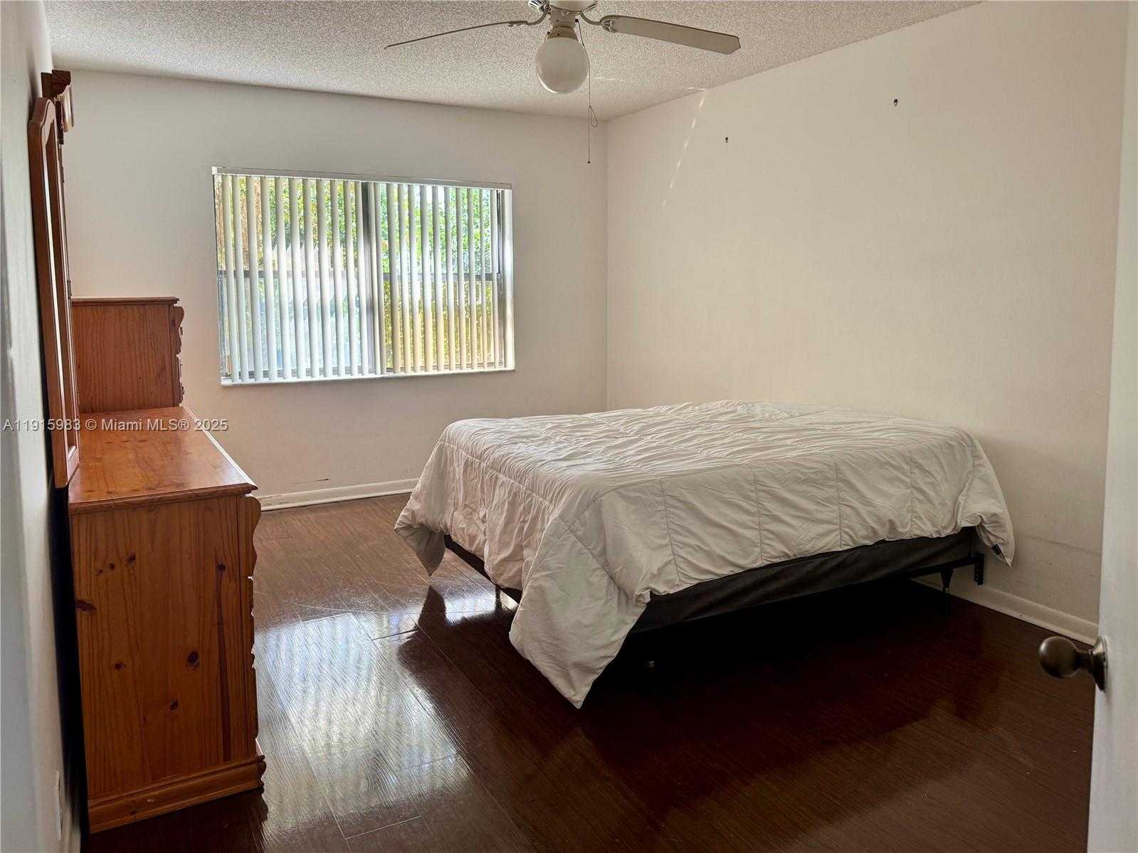 Small Image of 8290 LAKE DR #320, Doral Number 7