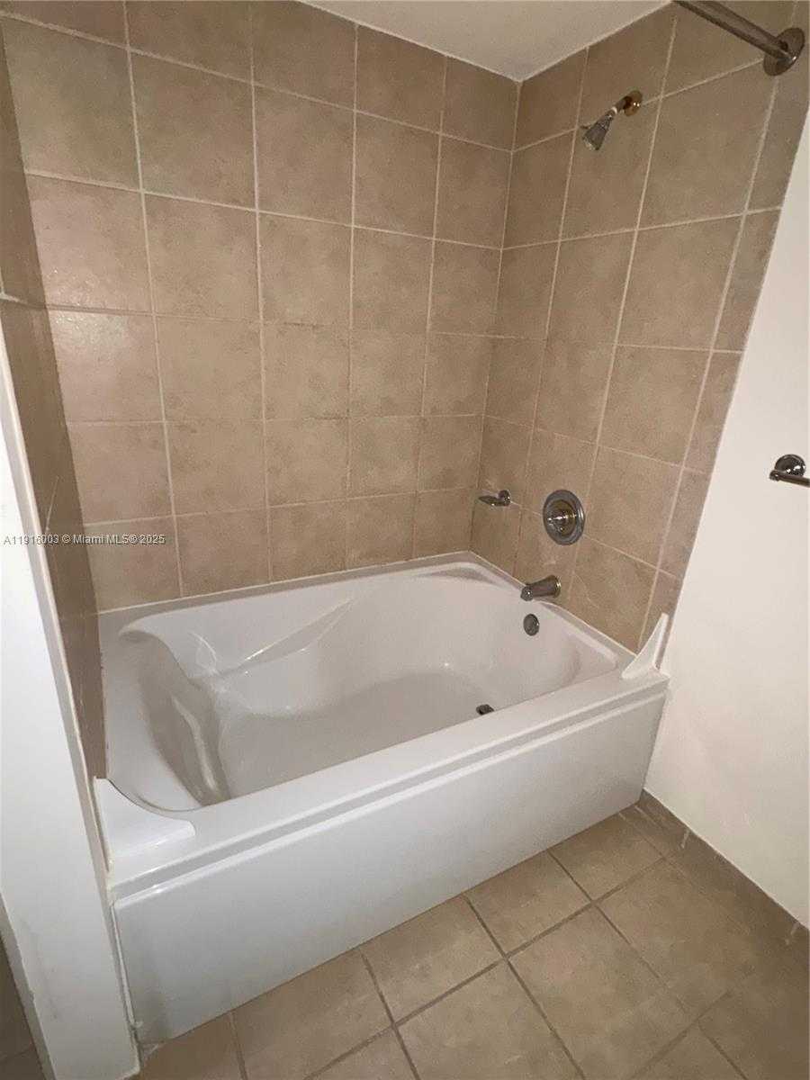 Small Image of 19501 WEST COUNTRY CLUB DR #PH-06, Aventura Number 12