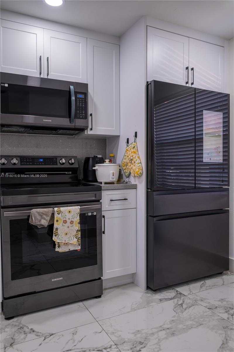 Small Image of 6294 NORTH WEST 170TH TER, Hialeah Number 4