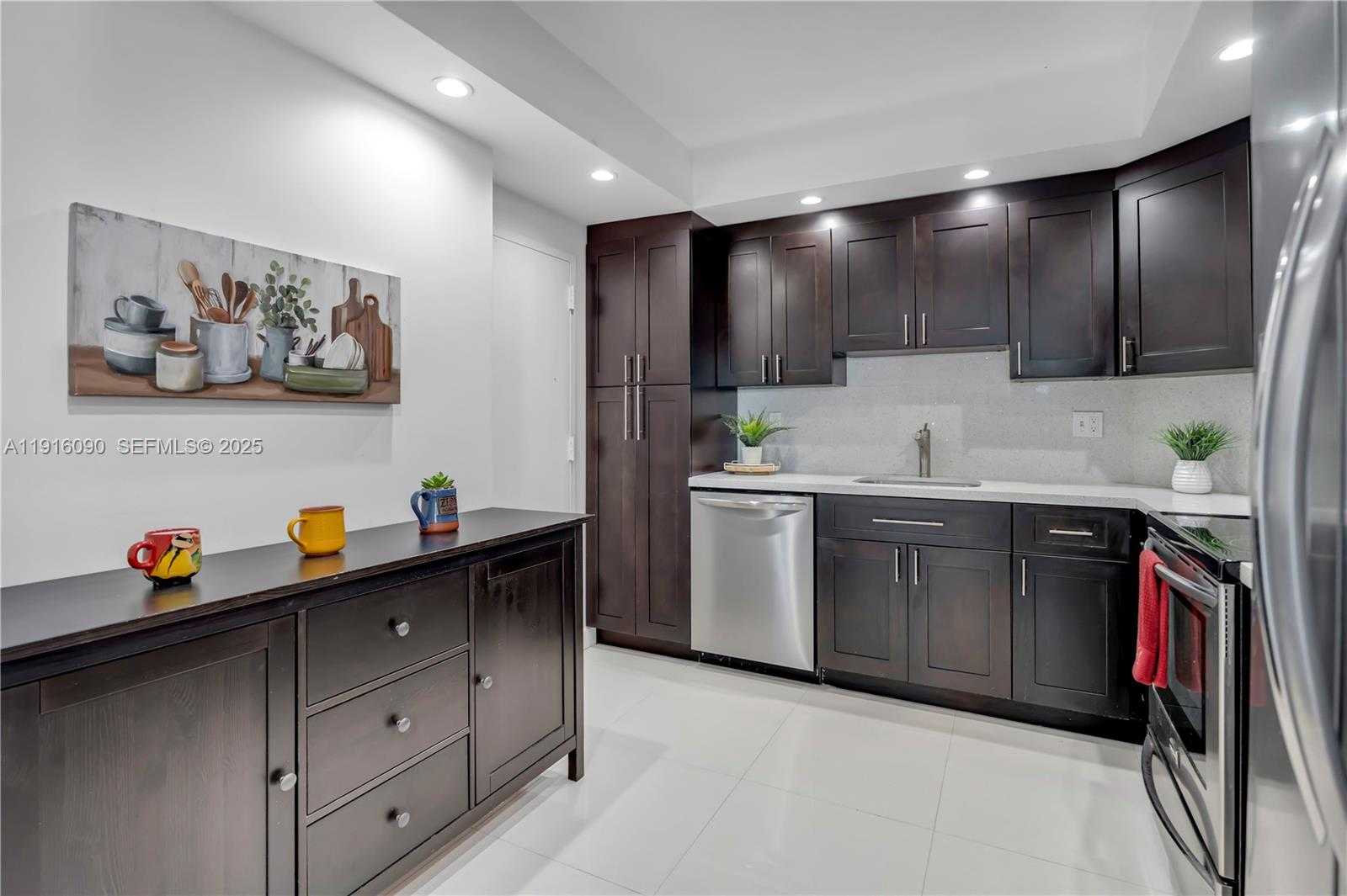 Small Image of 500 BAYVIEW DR #231, Sunny Isles Beach Number 6