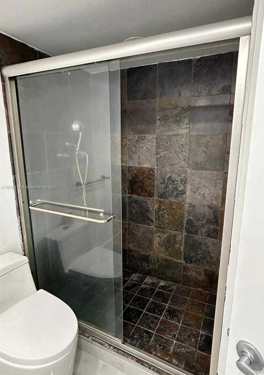 Small Image of 1750 NE 191st St, Miami, FL 33179, USA Number 17