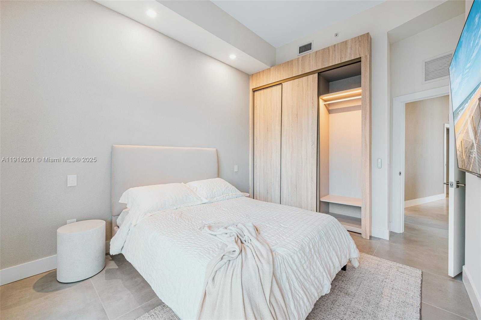 Small Image of 2001 MERIDIAN AVE #514, Miami Beach Number 27