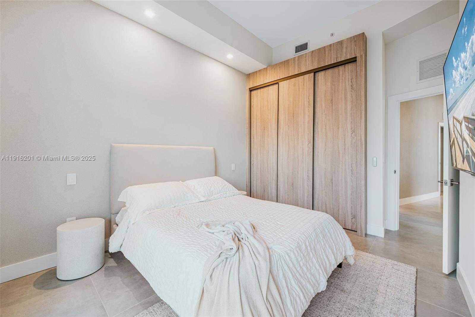 Small Image of 2001 MERIDIAN AVE #514, Miami Beach Number 28