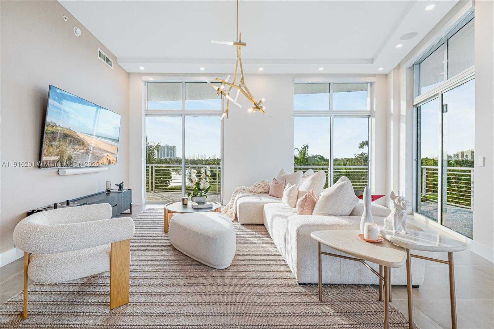 Small Image of 2001 MERIDIAN AVE #514, Miami Beach Number 3