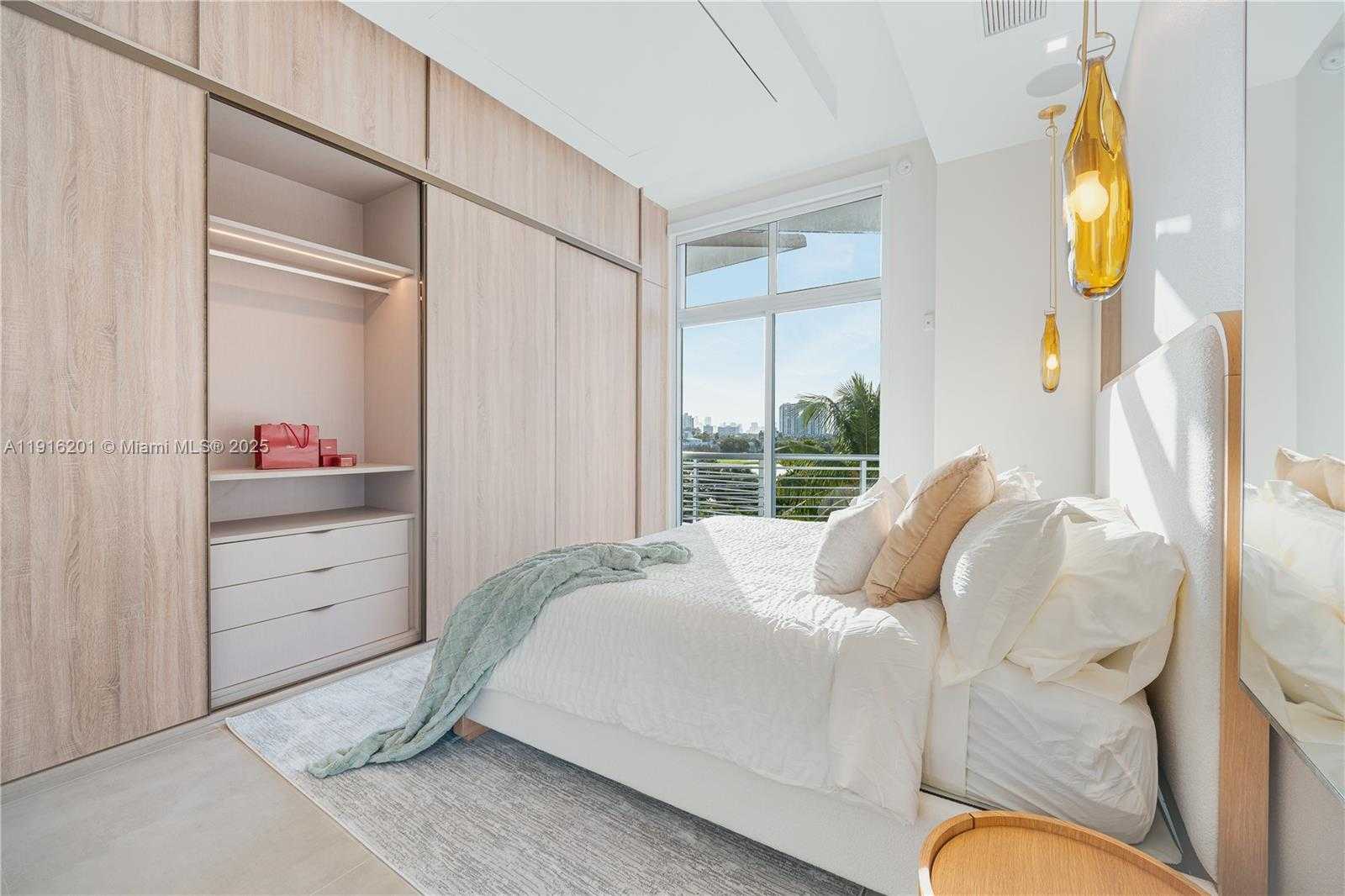 Small Image of 2001 MERIDIAN AVE #514, Miami Beach Number 4