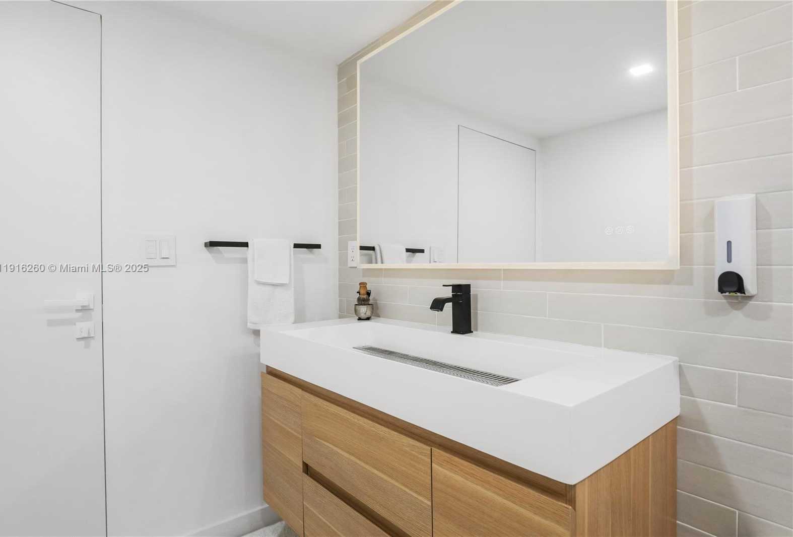 Small Image of Bay Harbor Islands Number 14