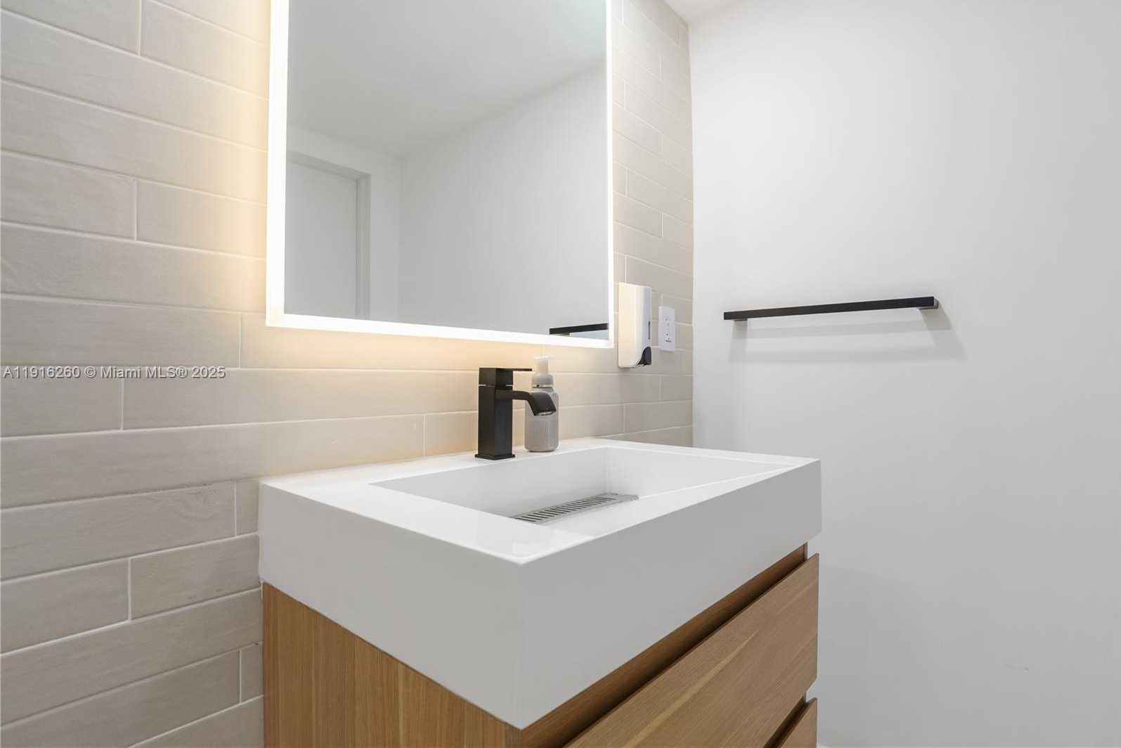 Small Image of Bay Harbor Islands Number 16