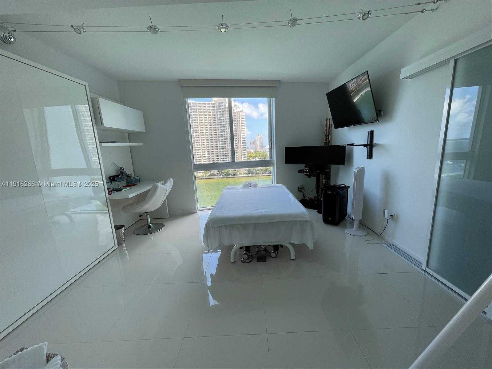 Small Image of 335 Biscayne Blvd, Miami, FL 33132, USA Number 12