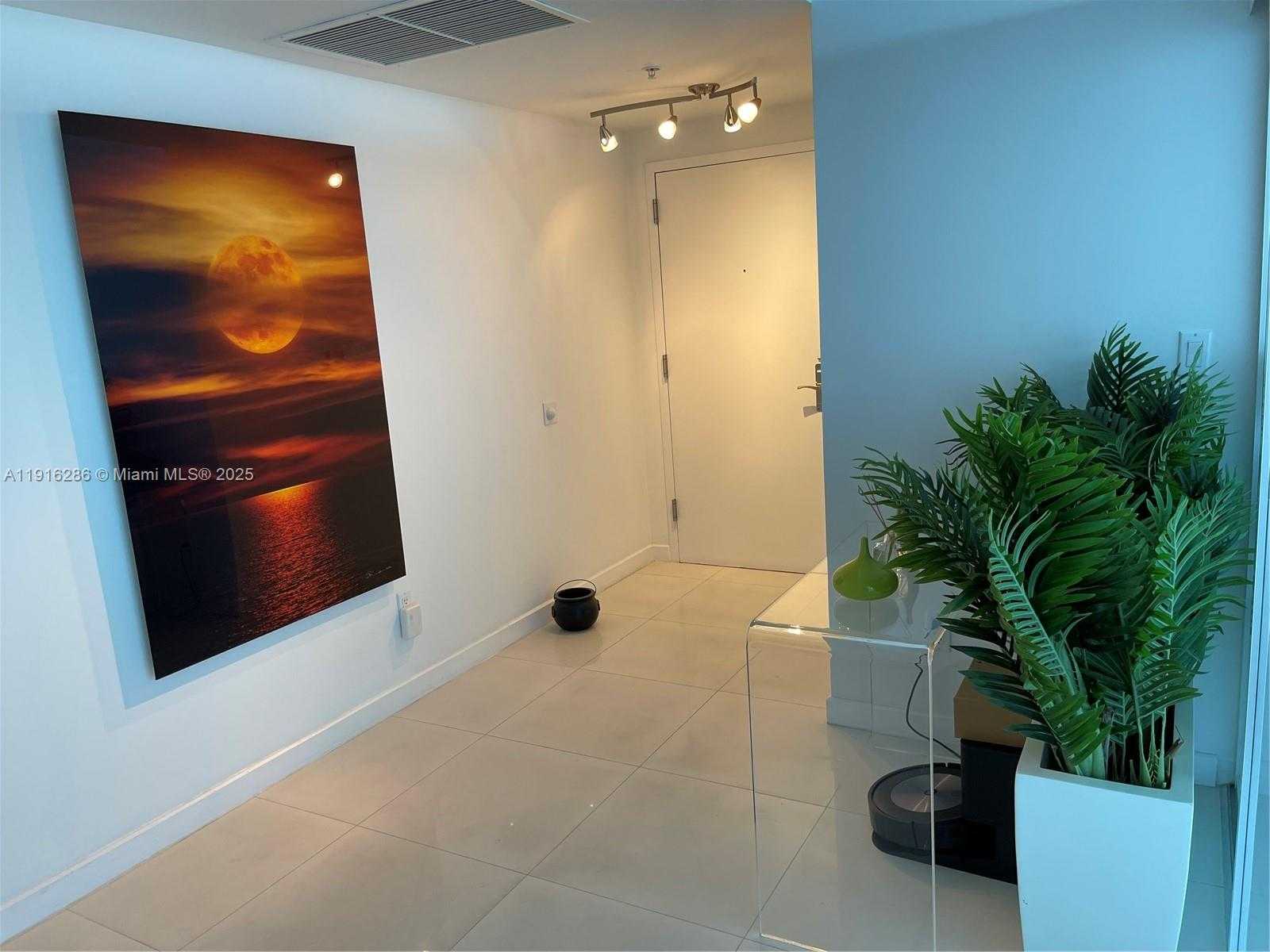 Small Image of 335 Biscayne Blvd, Miami, FL 33132, USA Number 2