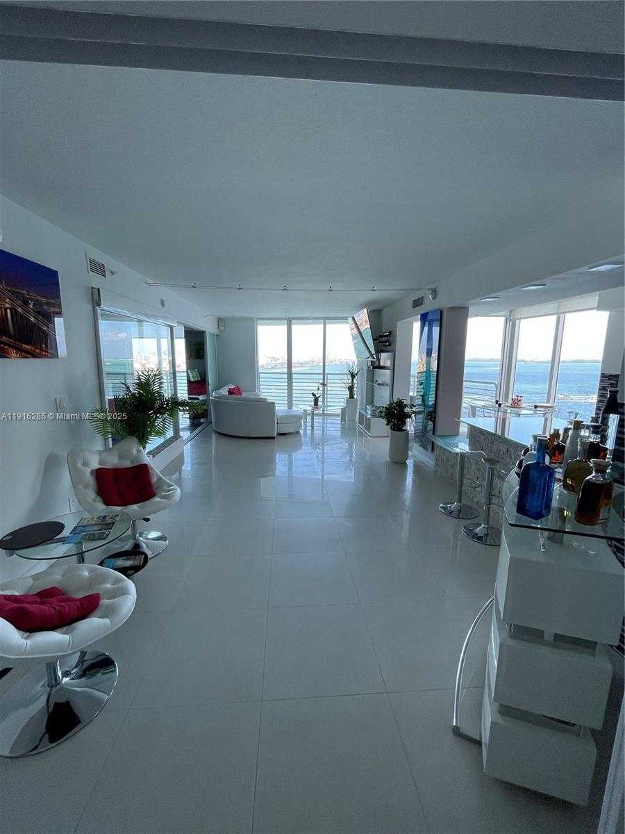 Small Image of 335 Biscayne Blvd, Miami, FL 33132, USA Number 3