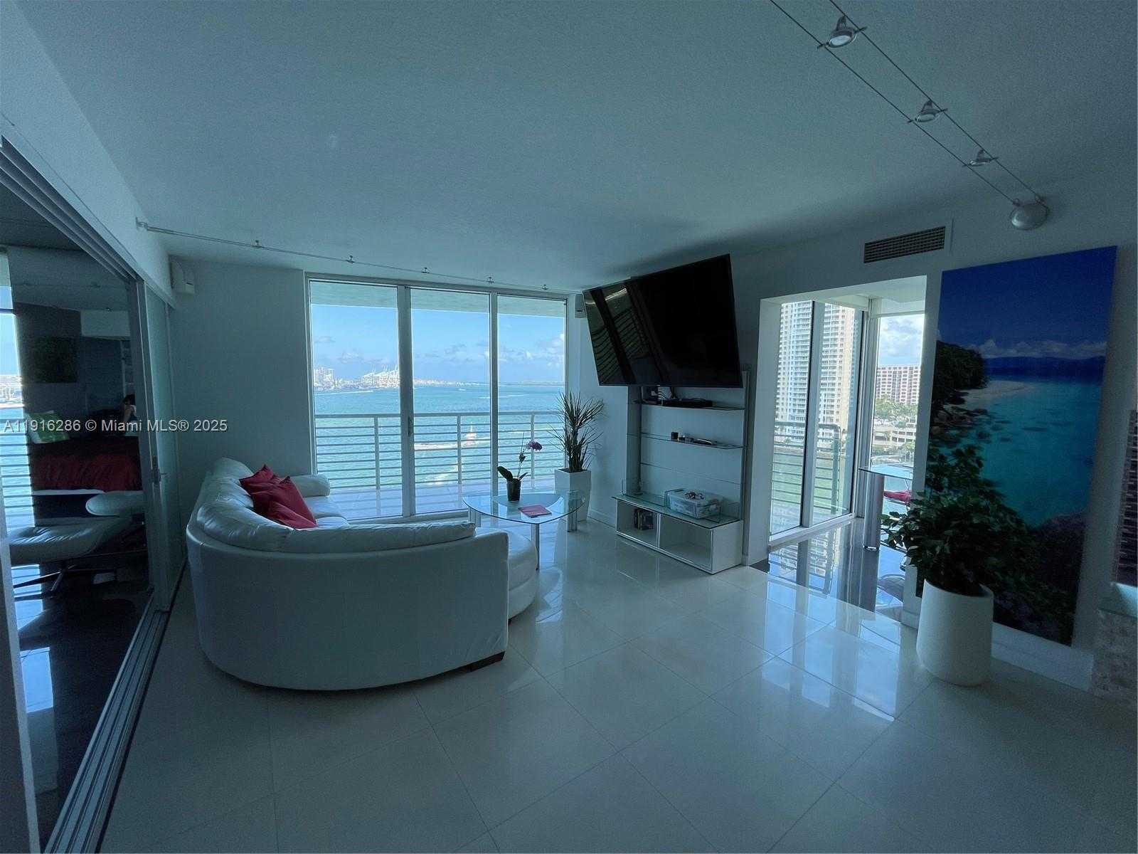 Small Image of 335 Biscayne Blvd, Miami, FL 33132, USA Number 4
