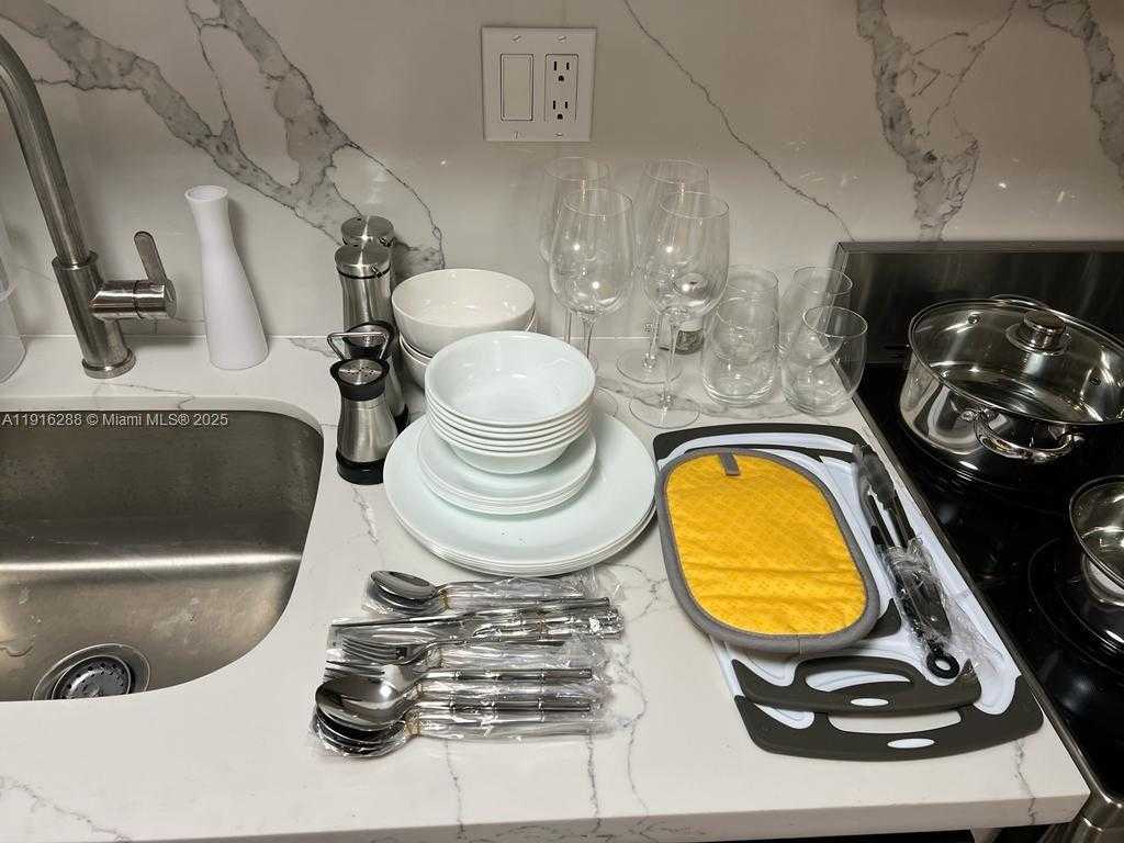 Small Image of 801 BRICKELL BAY DR #1469, Miami Number 14