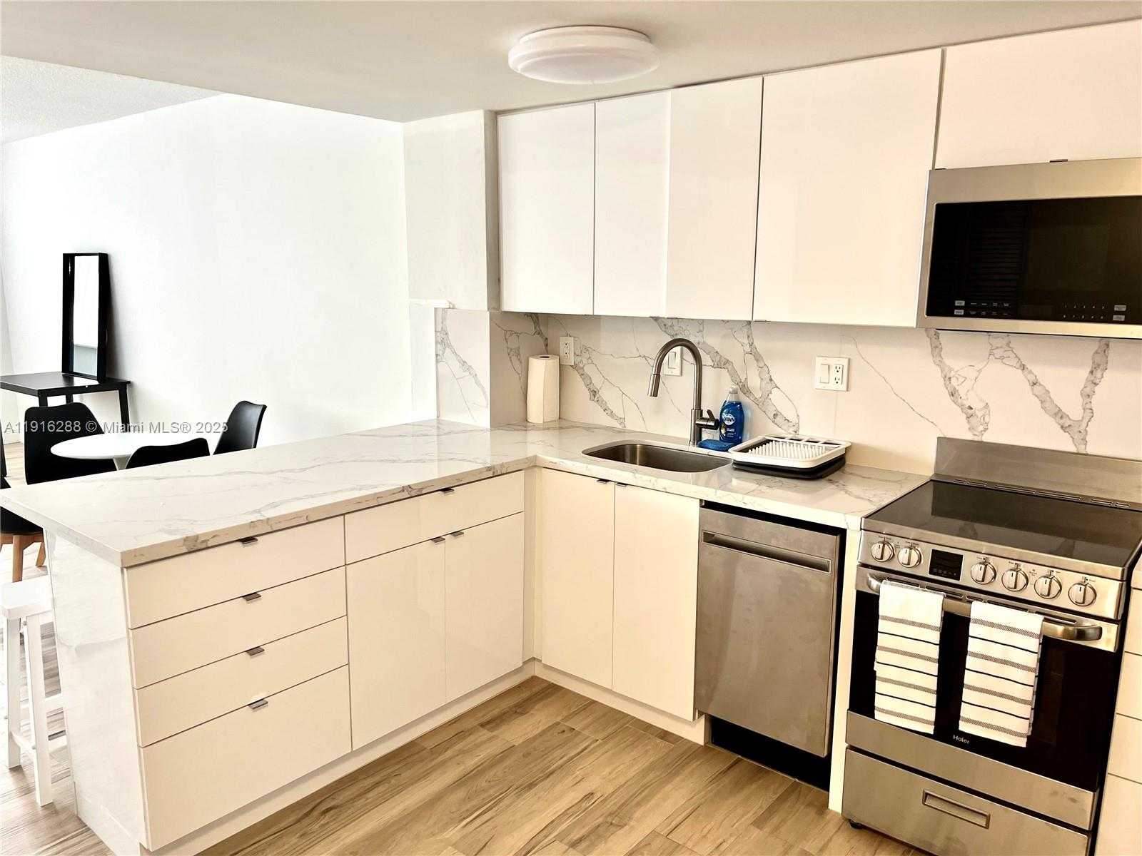 Small Image of 801 BRICKELL BAY DR #1469, Miami Number 2