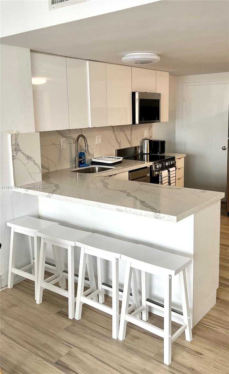 Small Image of 801 BRICKELL BAY DR #1469, Miami Number 3