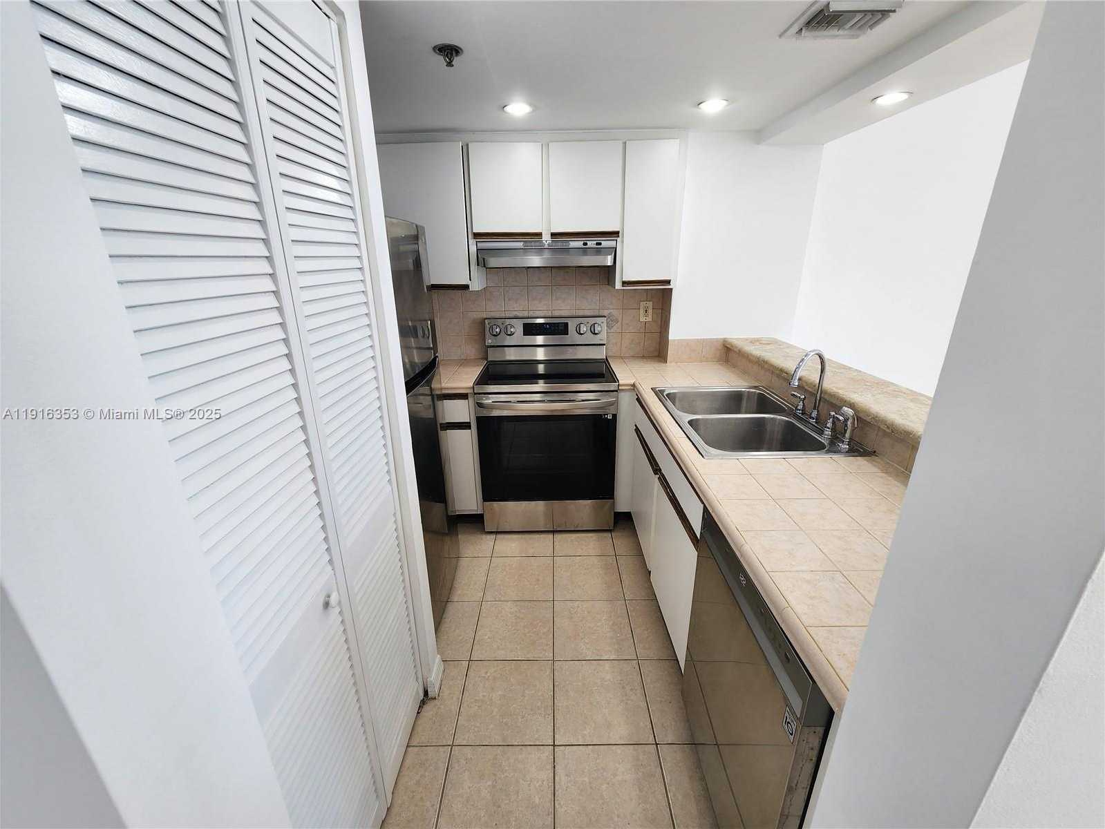 Small Image of 540 BRICKELL KEY DR #1603, Miami Number 5