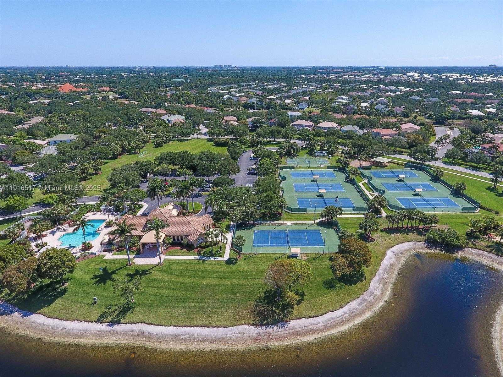 Small Image of 352 KINGFISHER DR, Jupiter Number 16