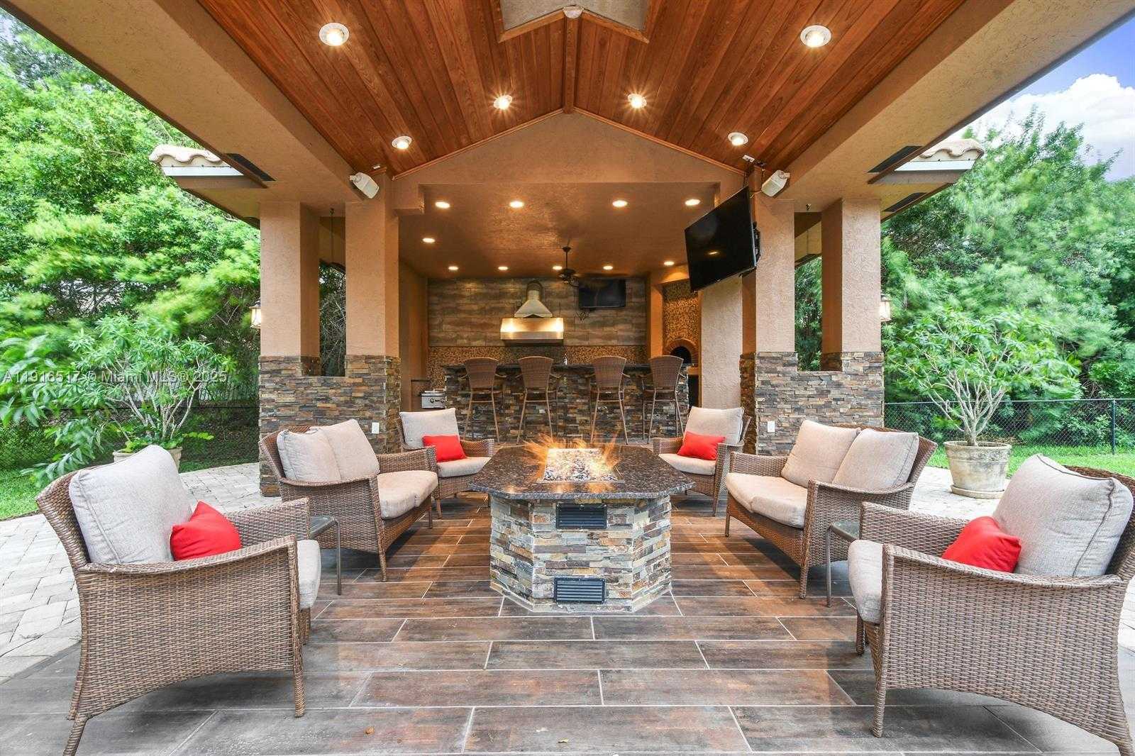 Small Image of 352 KINGFISHER DR, Jupiter Number 27