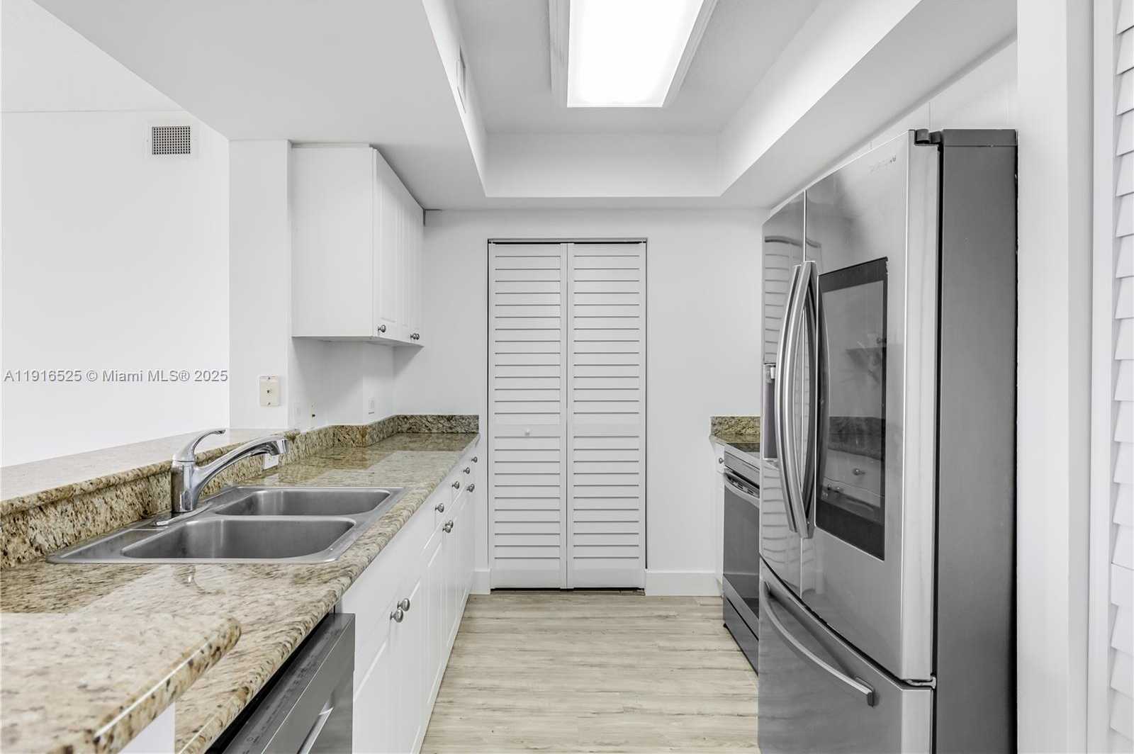 Small Image of 19501 WEST COUNTRY CLUB DR #515, Aventura Number 4