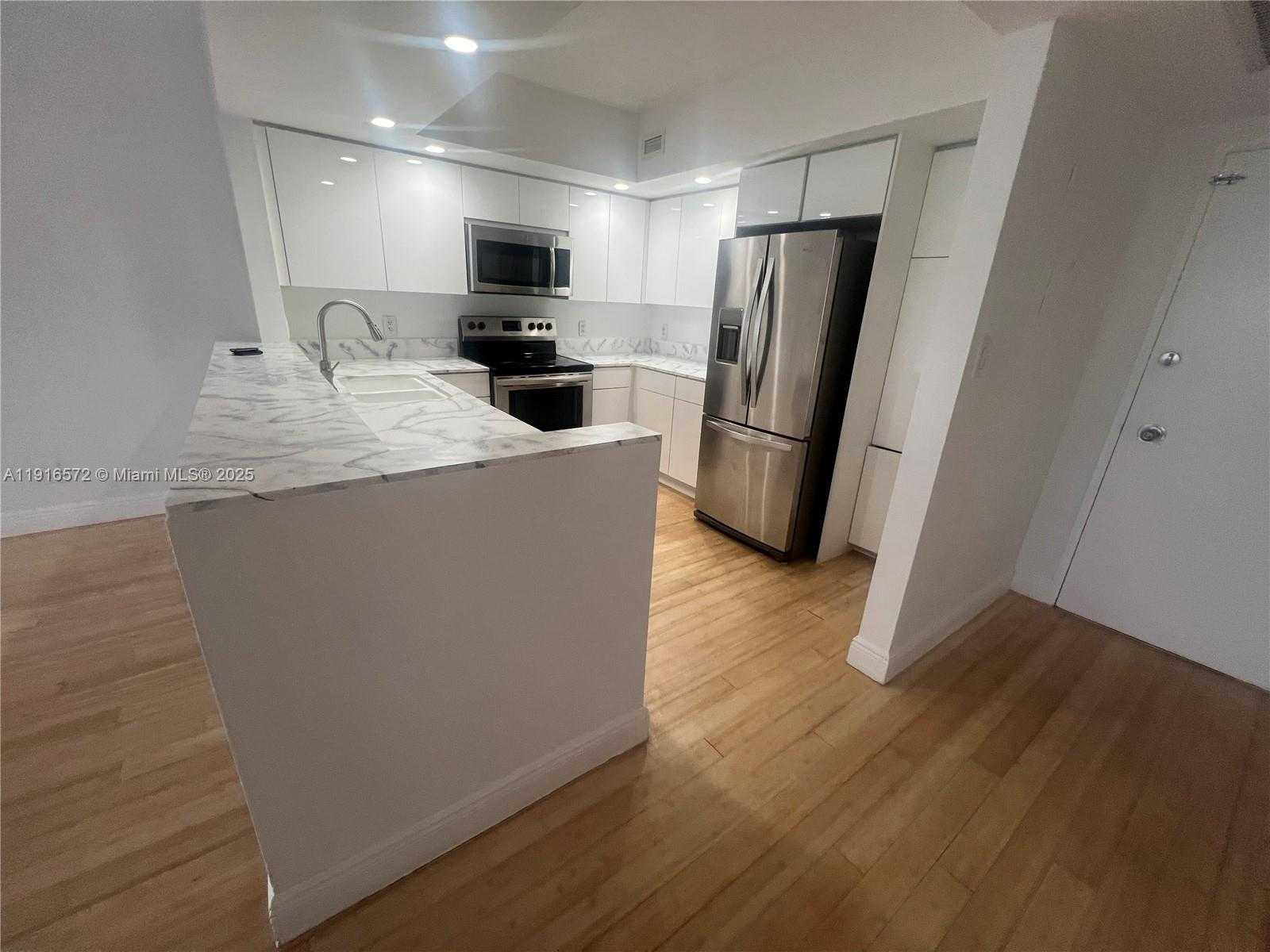 Small Image of 5600 COLLINS AVE #17T, Miami Beach Number 11