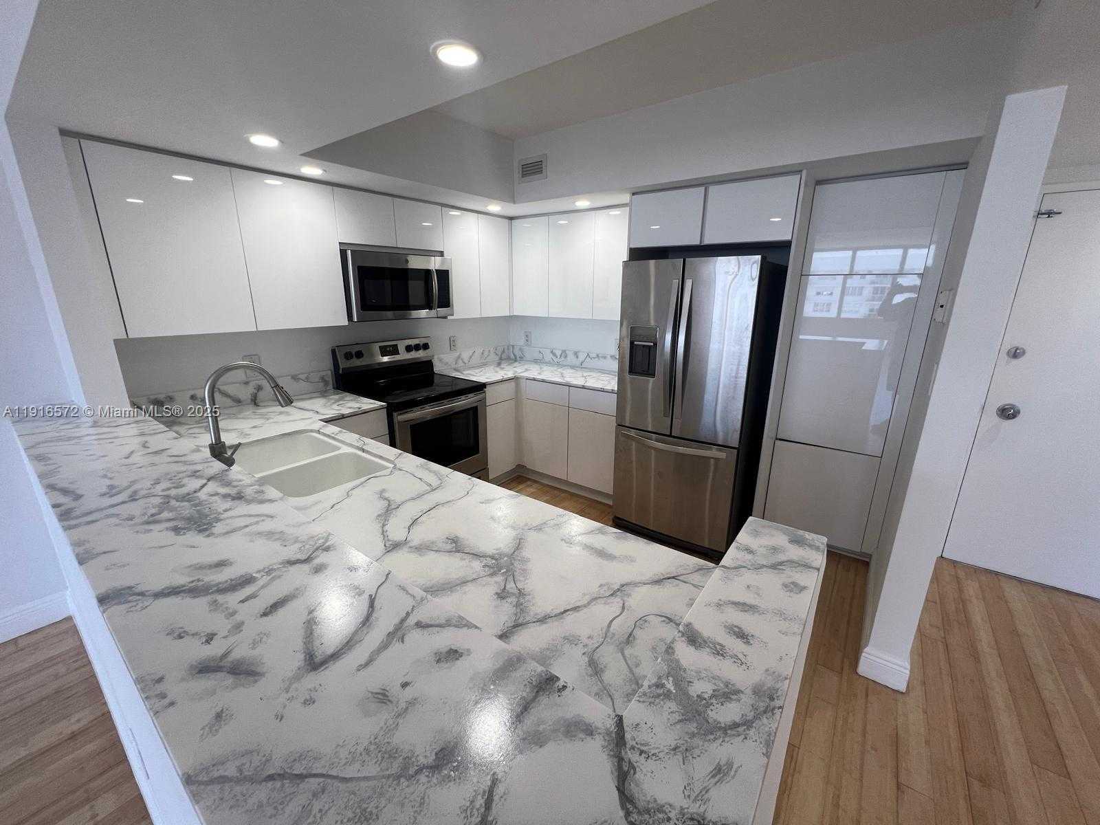 Small Image of 5600 COLLINS AVE #17T, Miami Beach Number 14