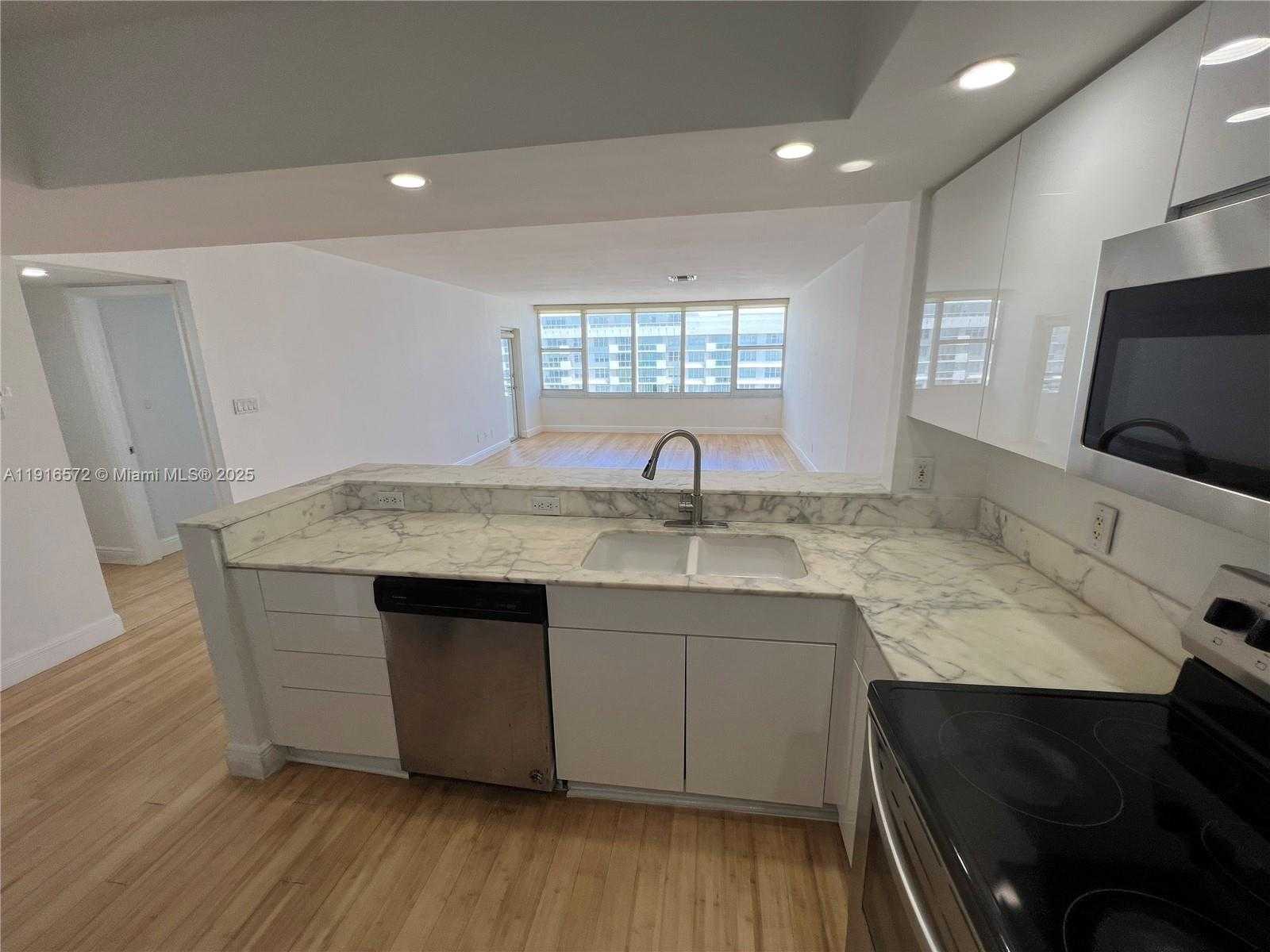 Small Image of 5600 COLLINS AVE #17T, Miami Beach Number 15