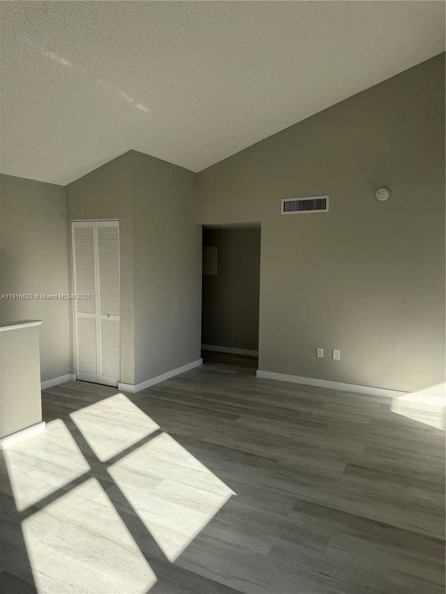 Small Image of Miami Number 10