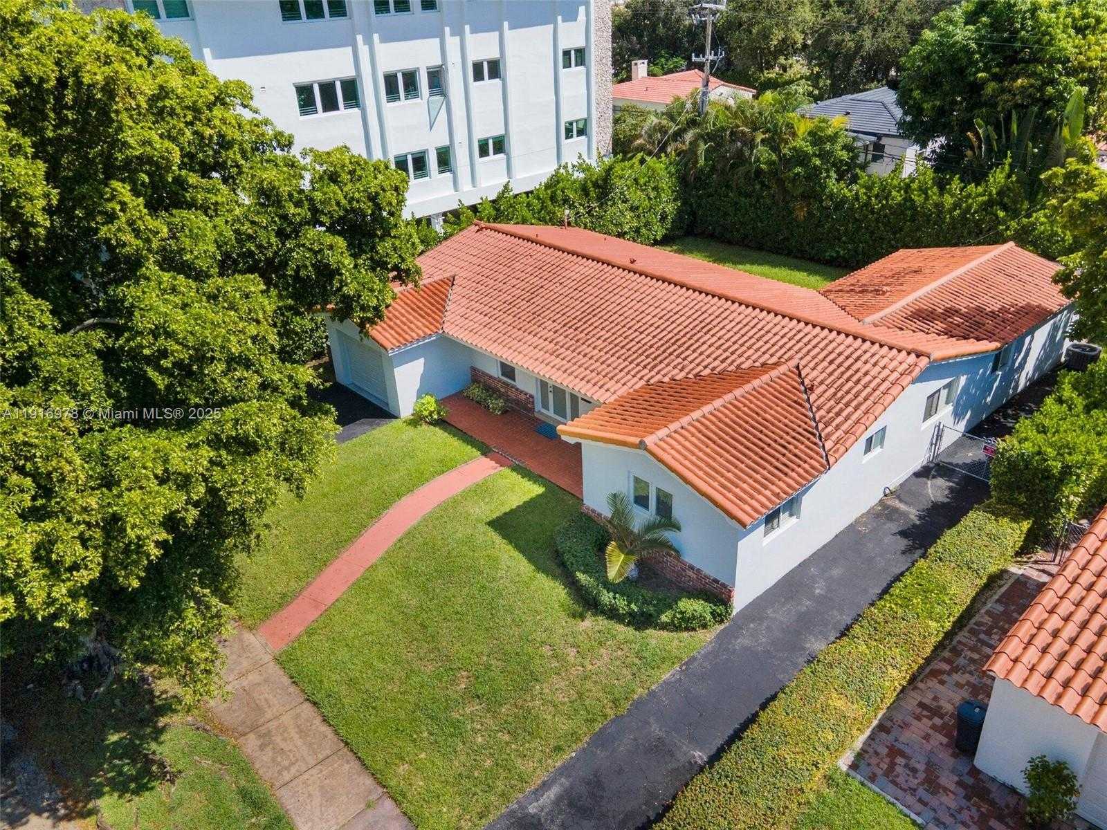 Small Image of 811 CAPRI ST, Coral Gables Number 22