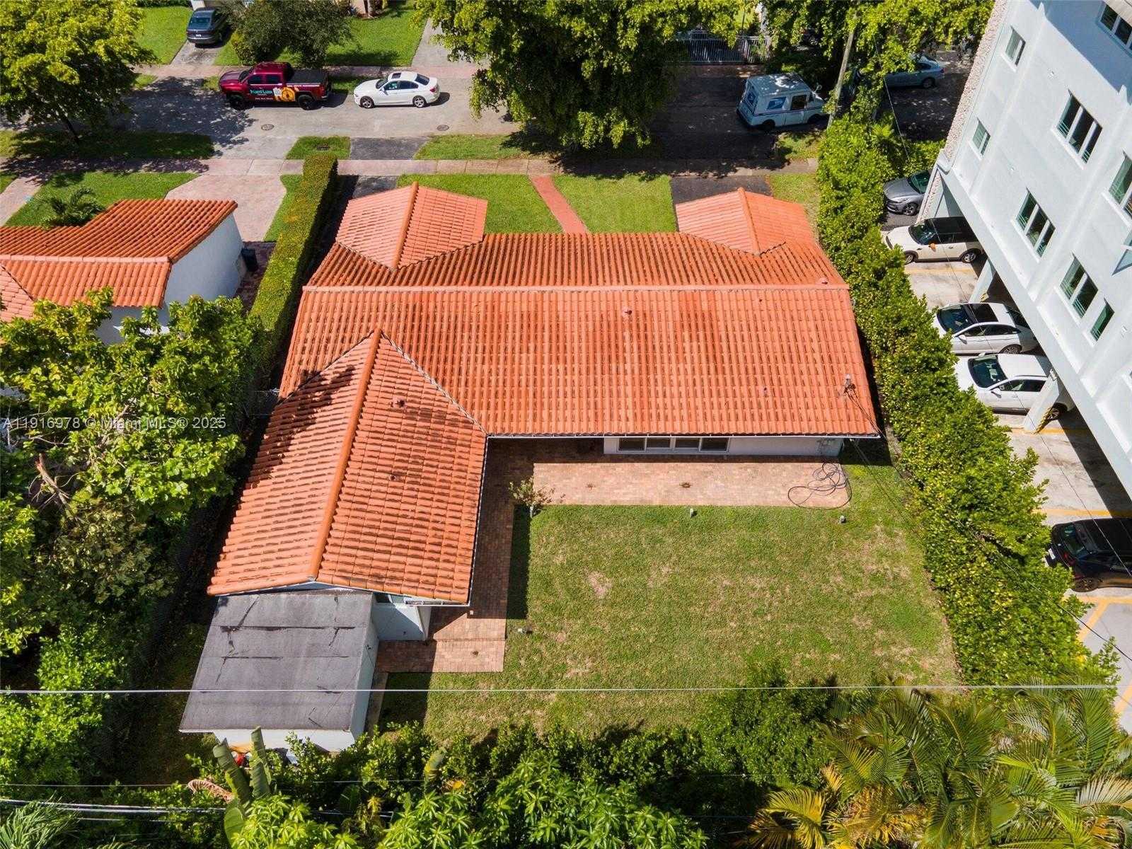 Small Image of 811 CAPRI ST, Coral Gables Number 24