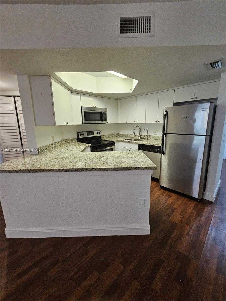 Small Image of 8323 LAKE DR #103, Doral Number 2