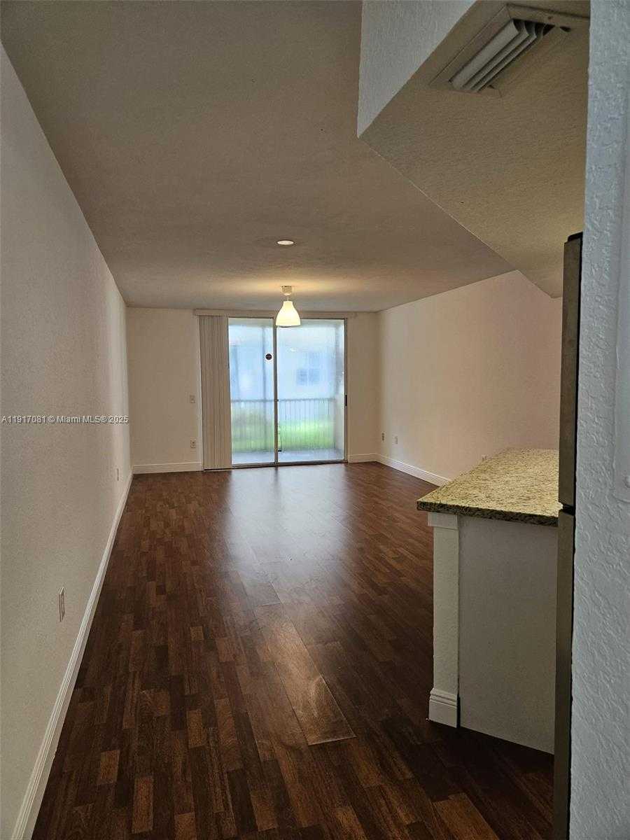 Small Image of 8323 LAKE DR #103, Doral Number 3