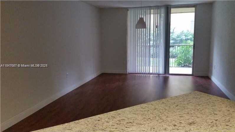 Small Image of 8323 LAKE DR #103, Doral Number 4