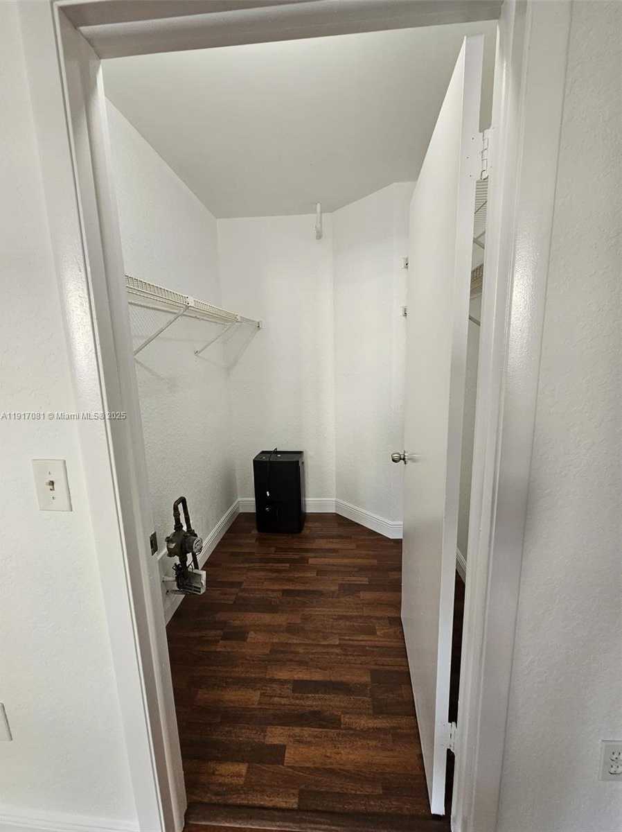 Small Image of 8323 LAKE DR #103, Doral Number 6