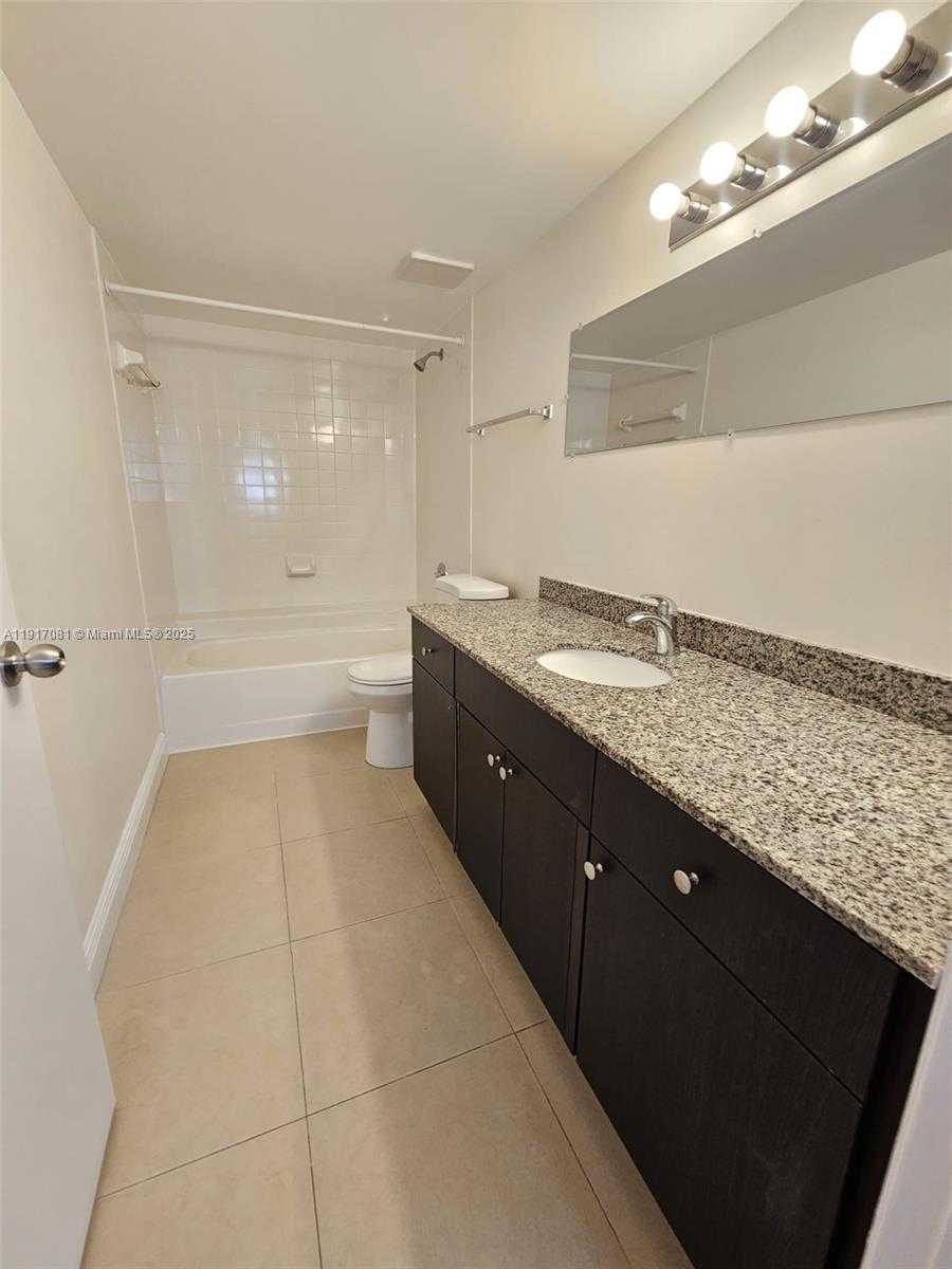 Small Image of 8323 LAKE DR #103, Doral Number 7
