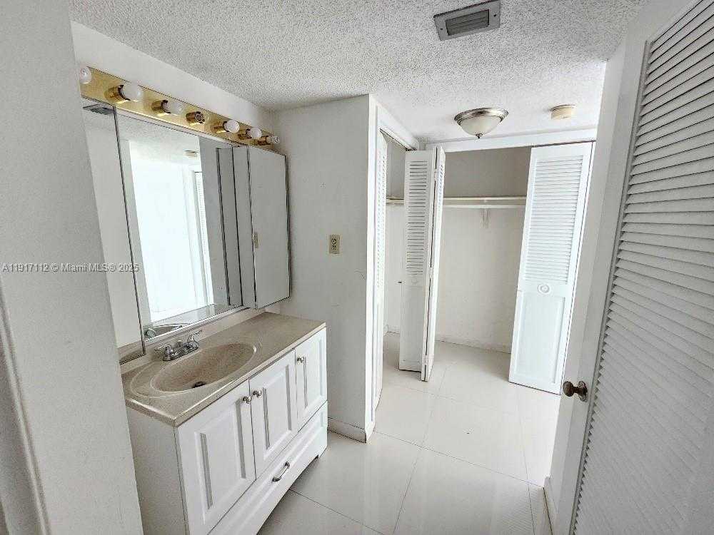 Small Image of 18021 BISCAYNE BLVD #402, Aventura Number 21