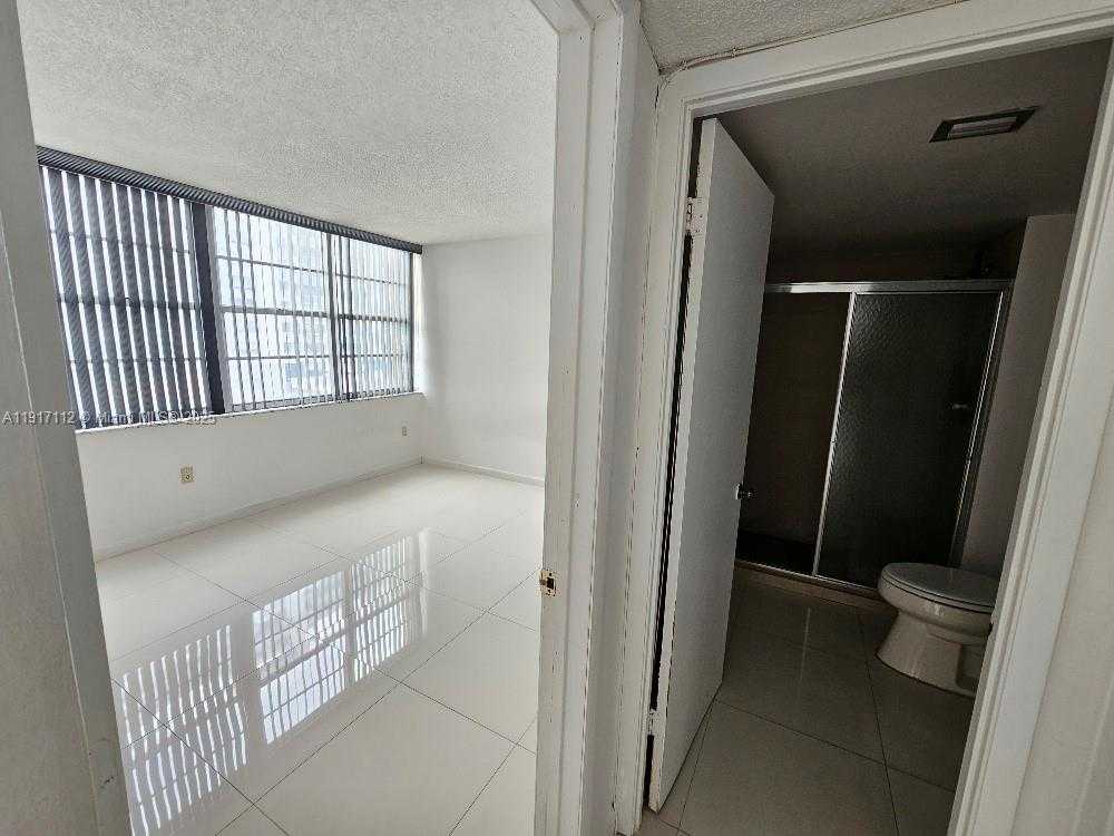 Small Image of 18021 BISCAYNE BLVD #402, Aventura Number 25