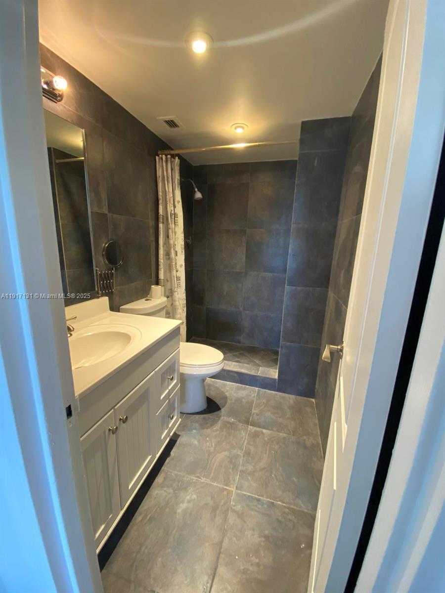 Small Image of 7441 WAYNE AVE #4D, Miami Beach Number 17