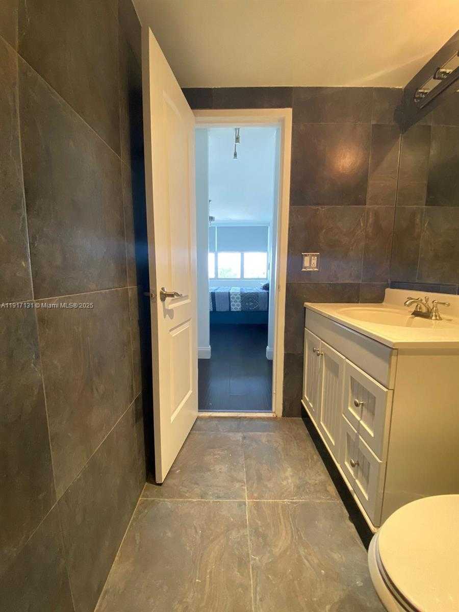 Small Image of 7441 WAYNE AVE #4D, Miami Beach Number 18