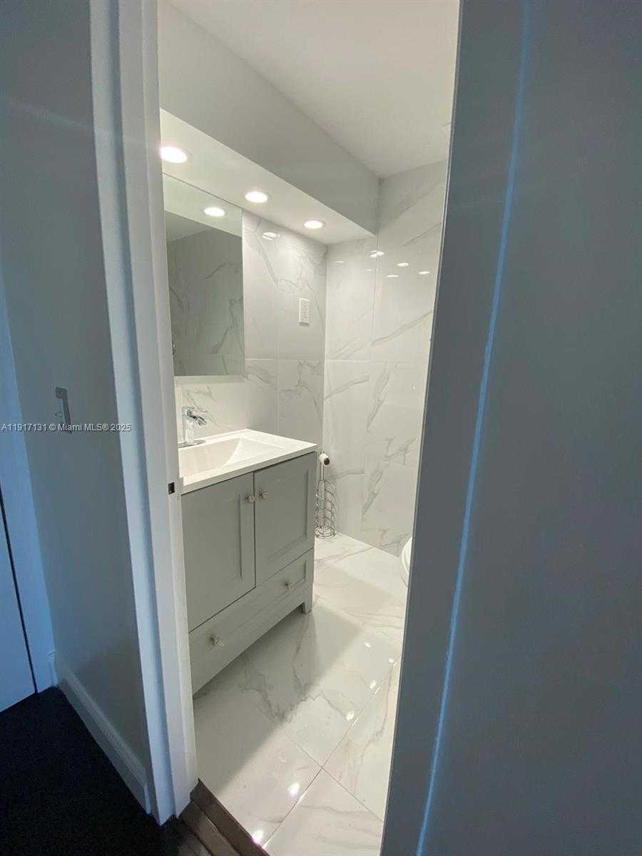 Small Image of 7441 WAYNE AVE #4D, Miami Beach Number 24
