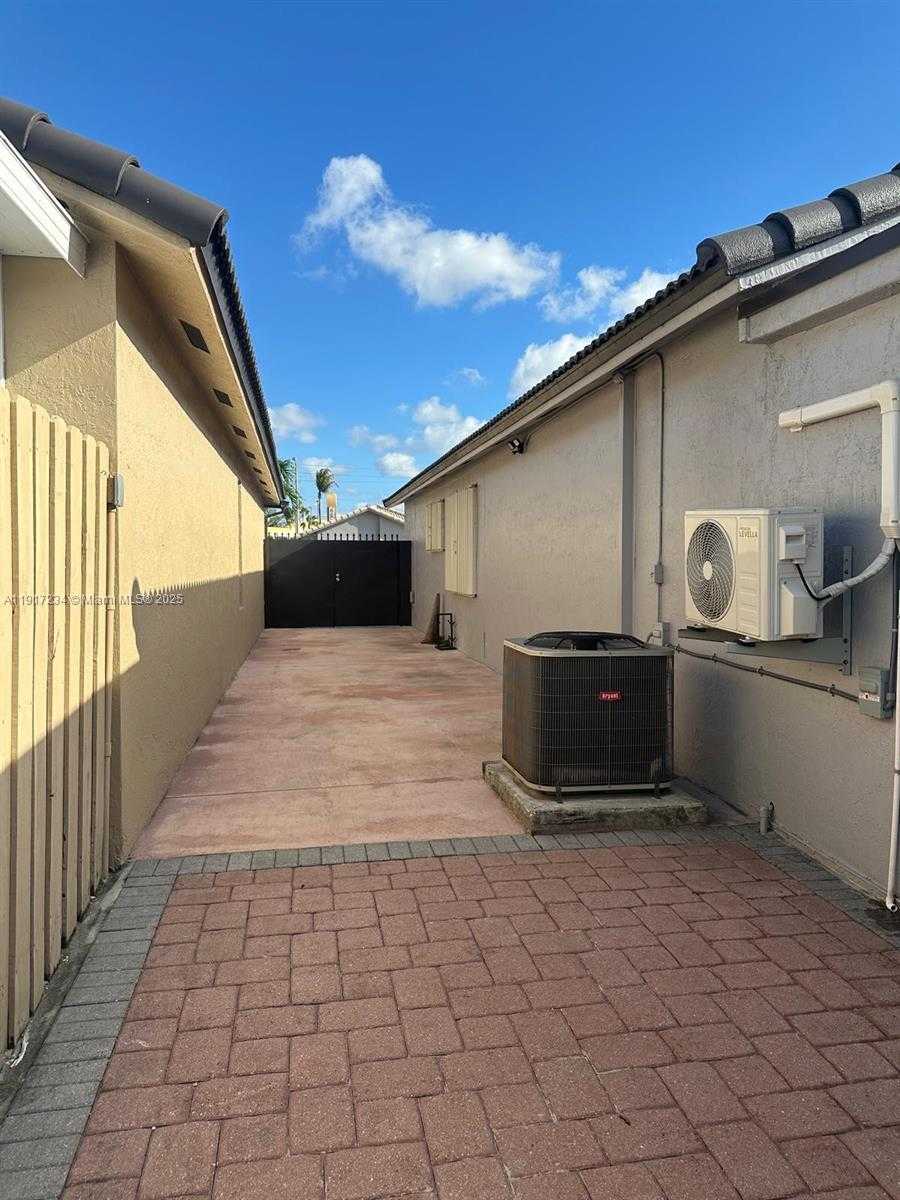 Small Image of 2753 WEST 68TH PL, Hialeah Number 2