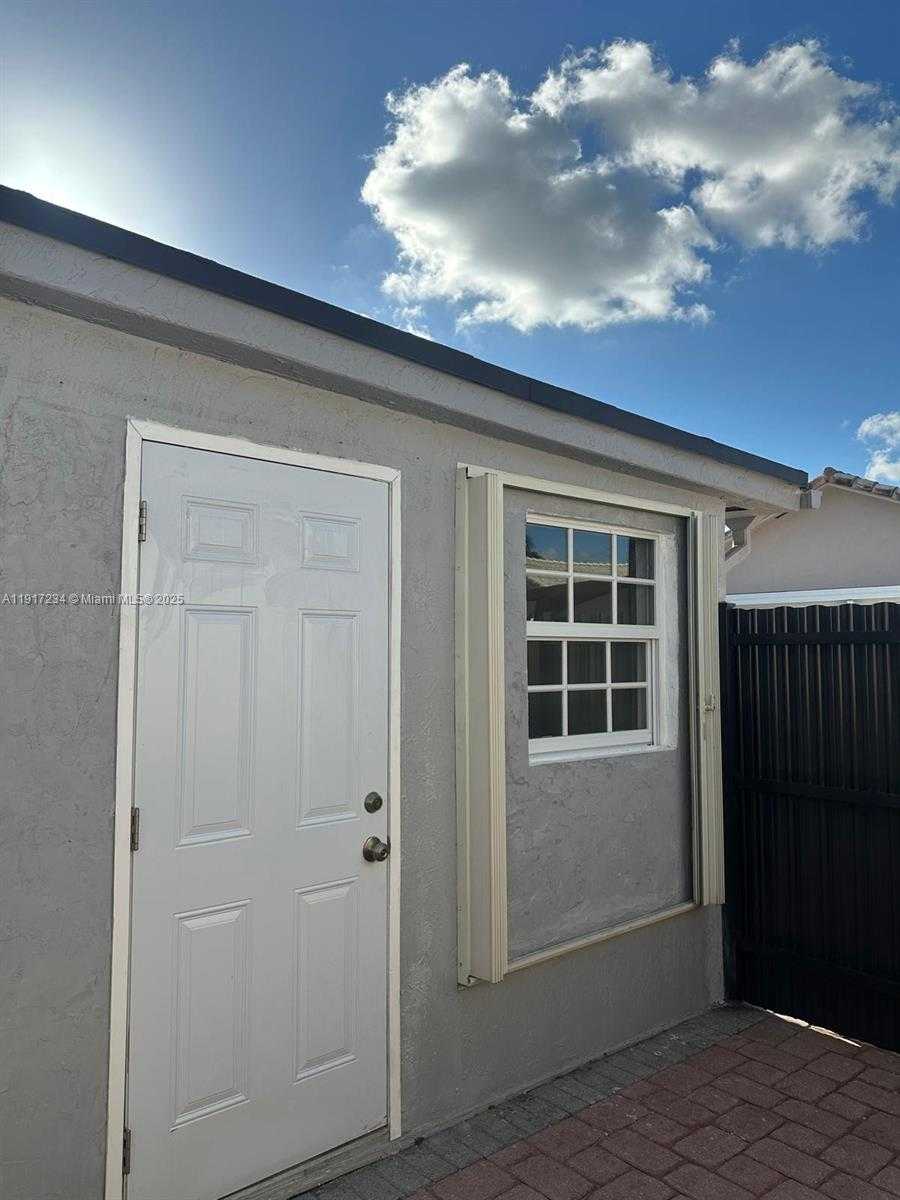 Small Image of 2753 WEST 68TH PL, Hialeah Number 3
