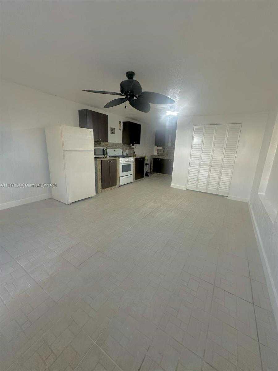 Small Image of 2753 WEST 68TH PL, Hialeah Number 4