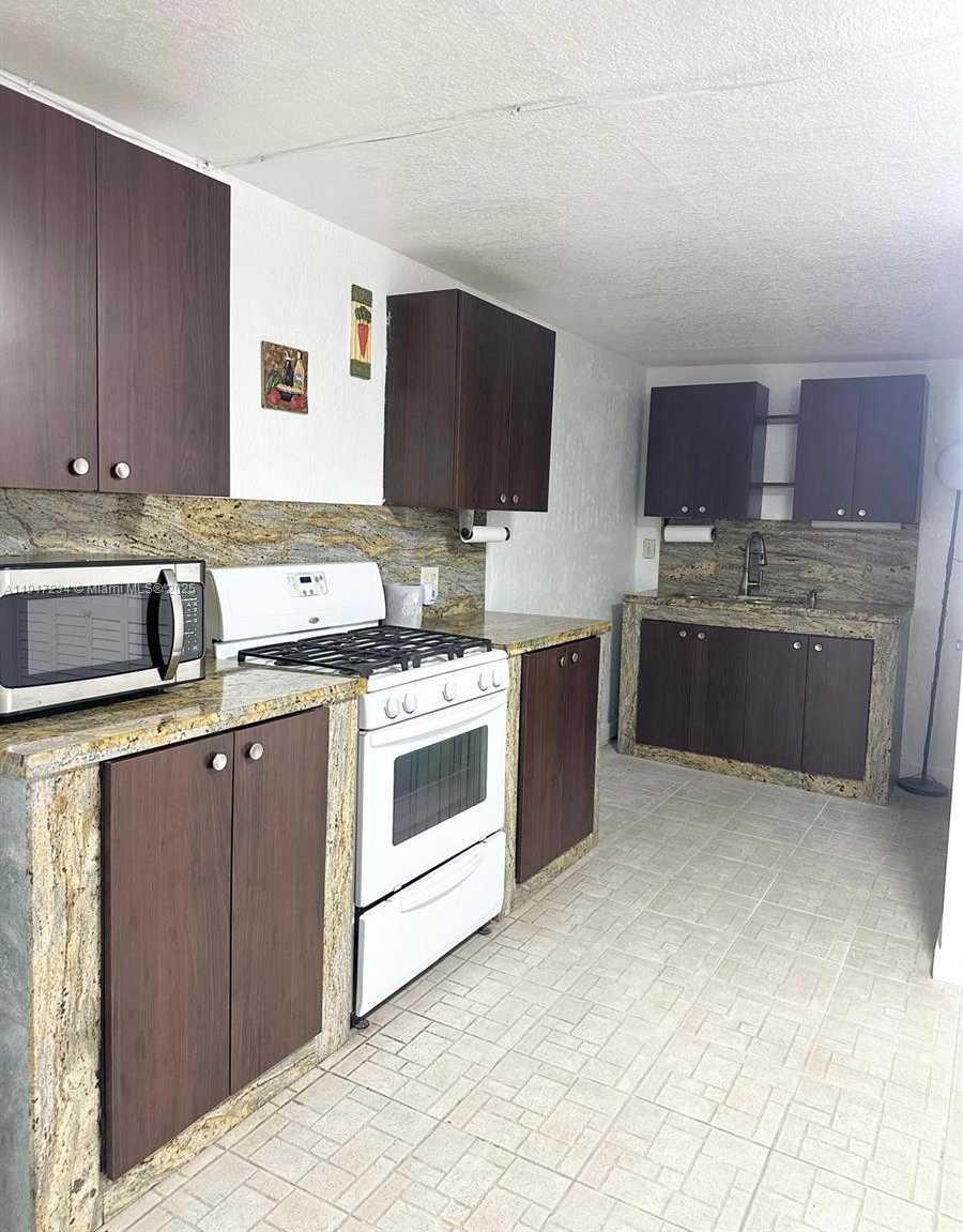 Small Image of 2753 WEST 68TH PL, Hialeah Number 6
