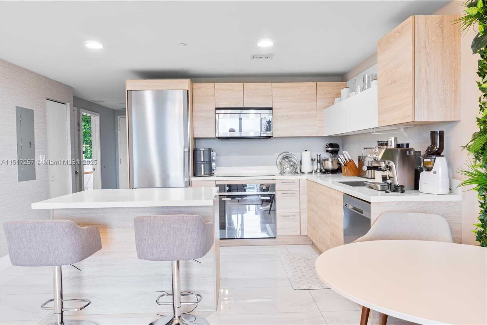 Small Image of 16385 BISCAYNE BLVD #405, North Miami Beach Number 2