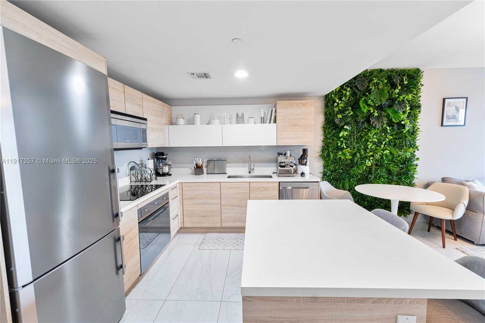 Small Image of 16385 BISCAYNE BLVD #405, North Miami Beach Number 3