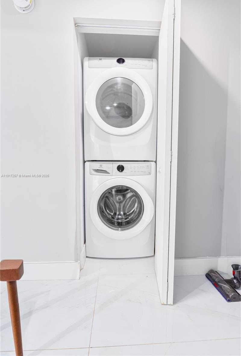 Small Image of 16385 BISCAYNE BLVD #405, North Miami Beach Number 7