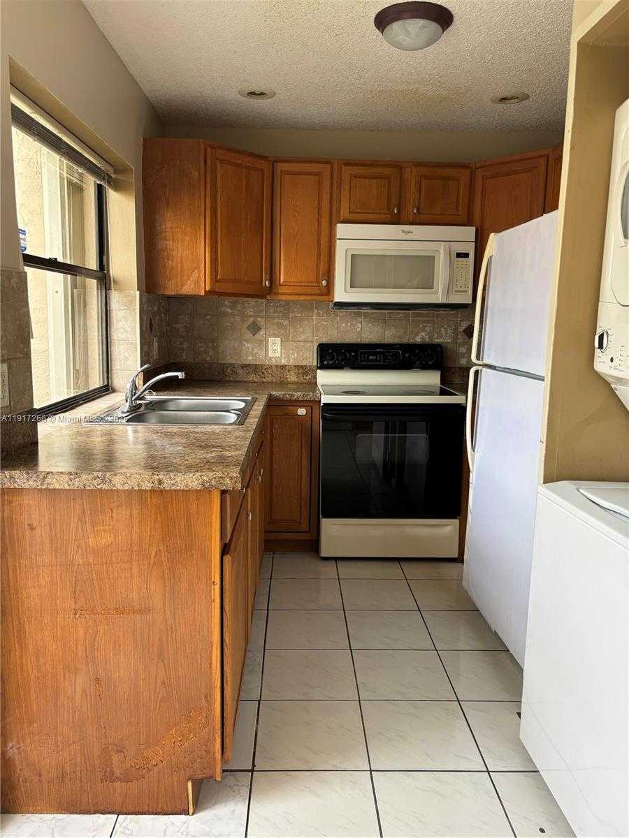 Small Image of 6547 NORTH WEST 170TH TER, Hialeah Number 13